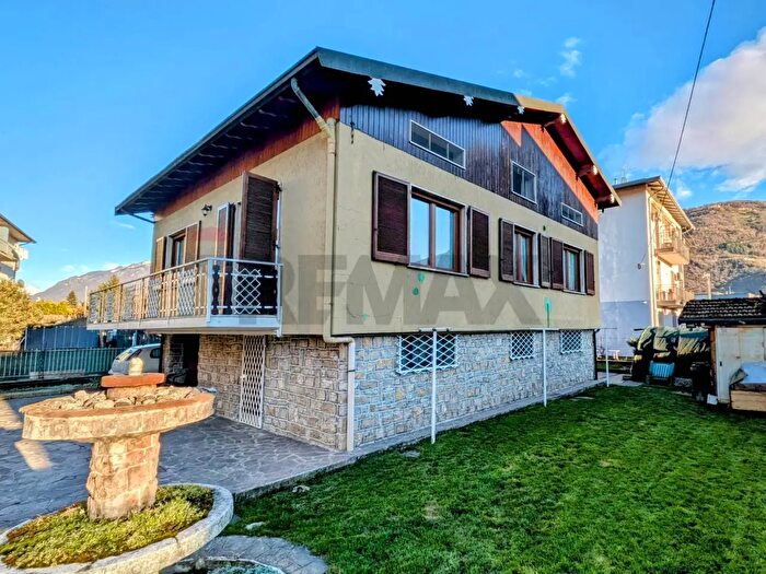 Casa quadrilocale in vendita in Costa Volpino