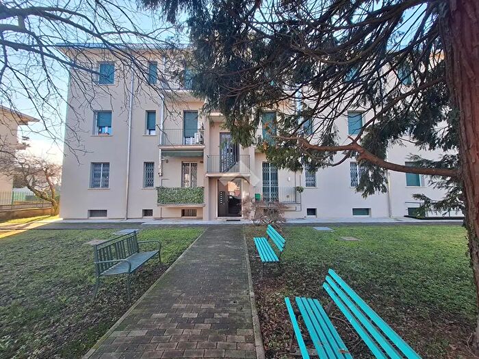 Appartamento trilocale in vendita in Via Villaggio Saffa, Magenta