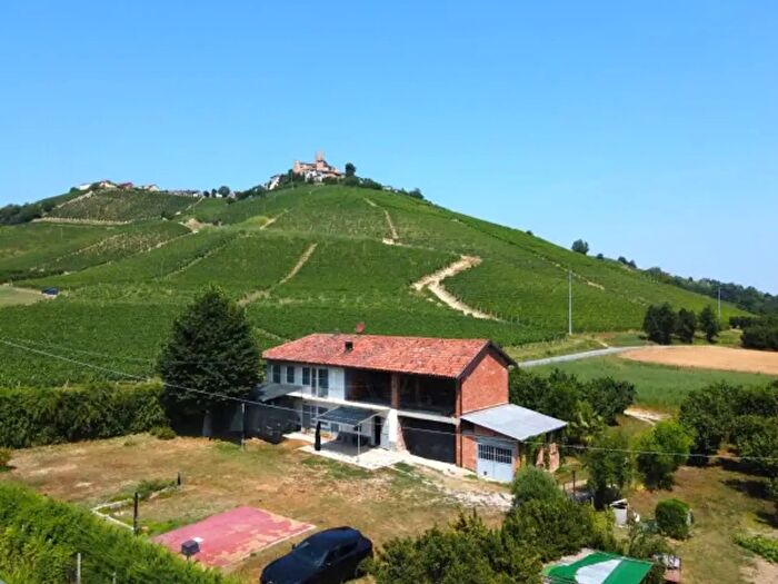 Casa con 6 locali in vendita in Castiglione Falletto