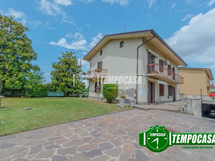 Appartamento con 8 locali in vendita in Via Giacomo Bonavia, Piacenza