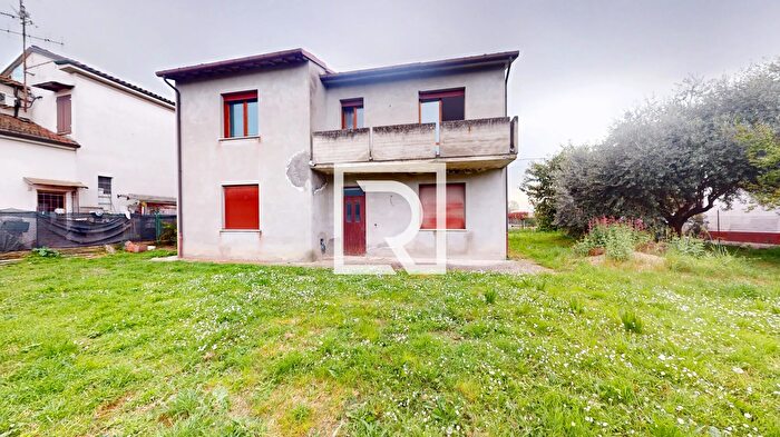Casa con 10 locali in vendita in Via Novembre Forlì, Forli