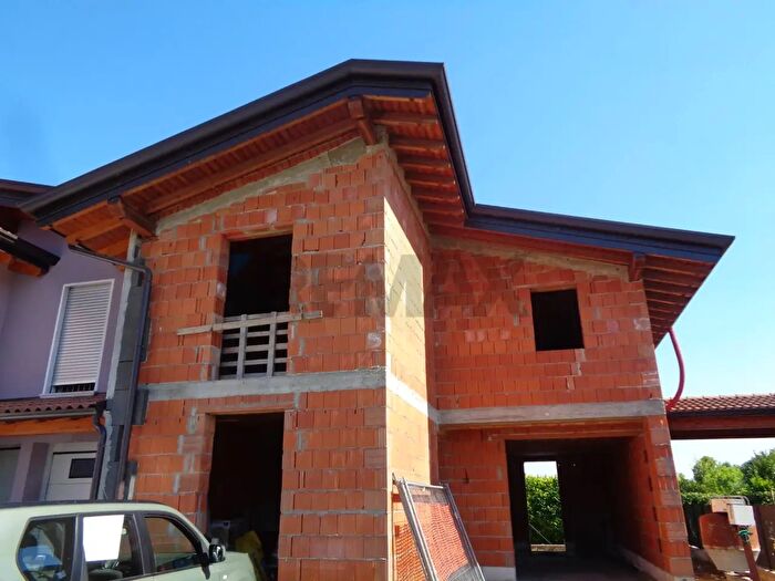 Casa con 6 locali in vendita in Via Don Learco Giuliani SN, Casalromano