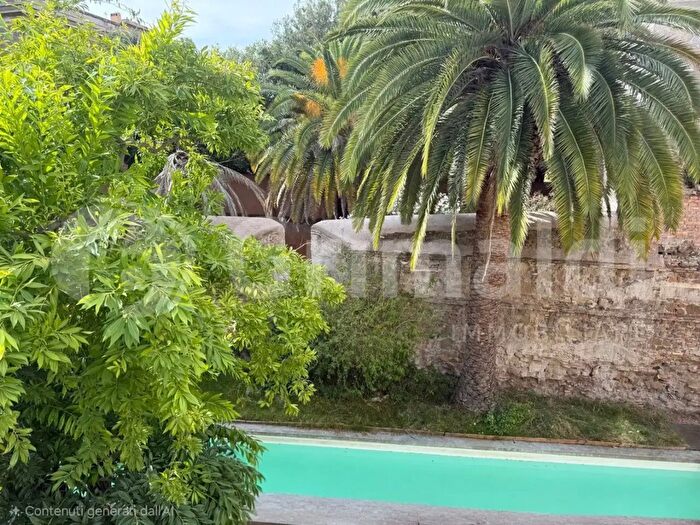 Appartamento con 6 locali in vendita in Via Locri, Roma