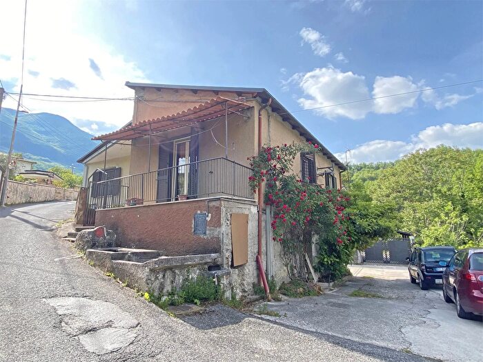 Casa quadrilocale in vendita in Civitella Roveto