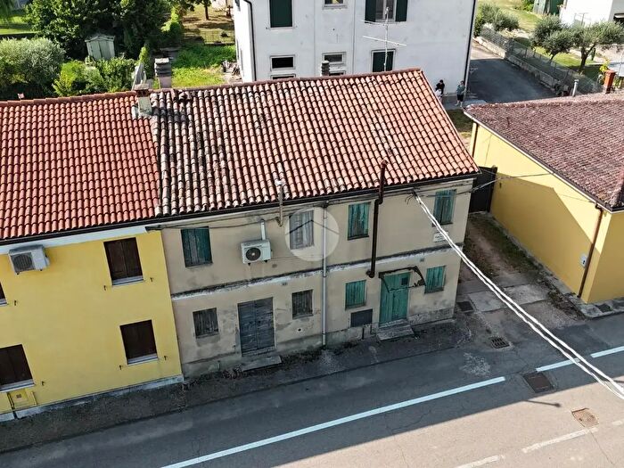 Casa con 8 locali in vendita in Via Ponzilovo, Zevio