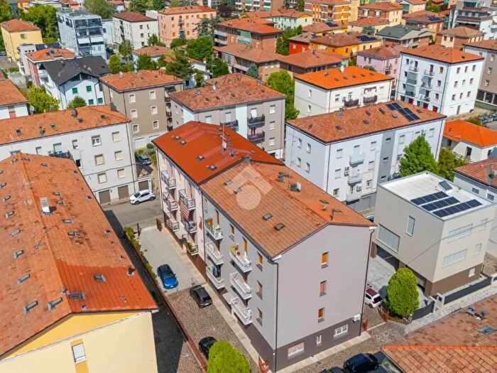 Appartamento trilocale in vendita in Via Schio, Modena