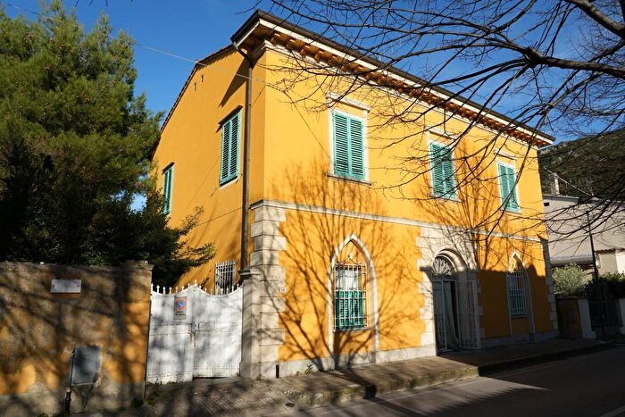 Casa con 9 locali in vendita in Vicopisano