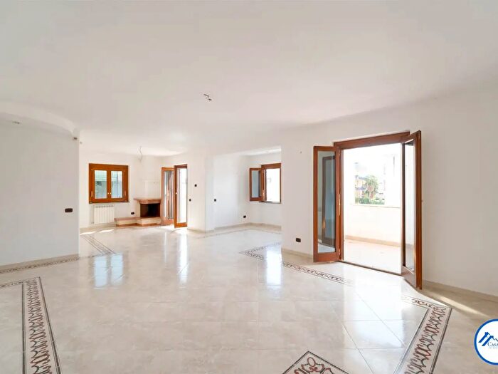 Appartamento con 5 locali in vendita in Casoria