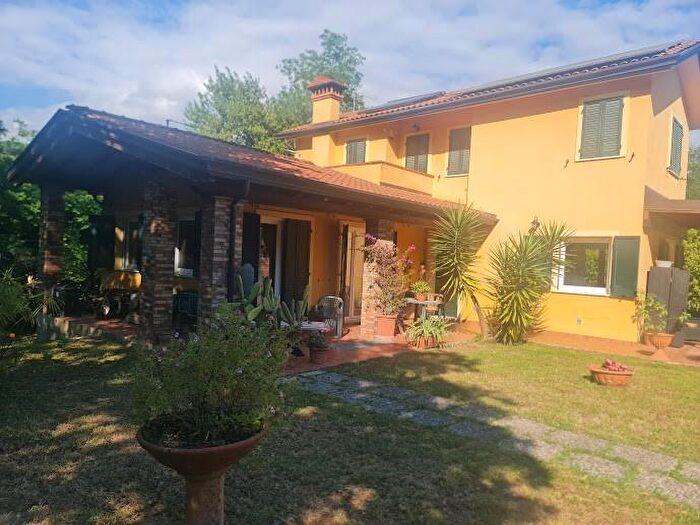 Casa con 7 locali in vendita in Castelnuovo Magra