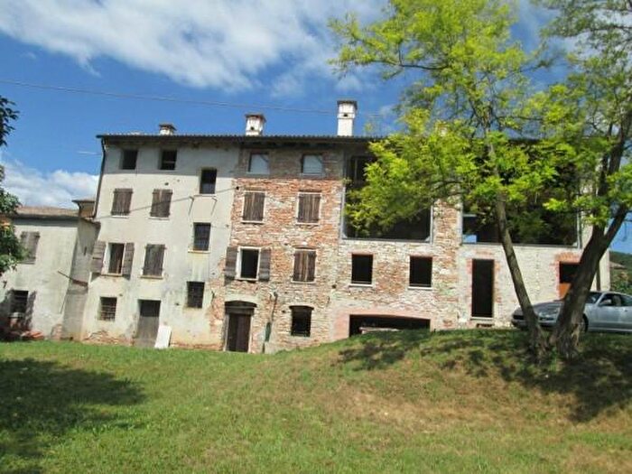 Casa con 6 locali in vendita in Cavaso Del Tomba