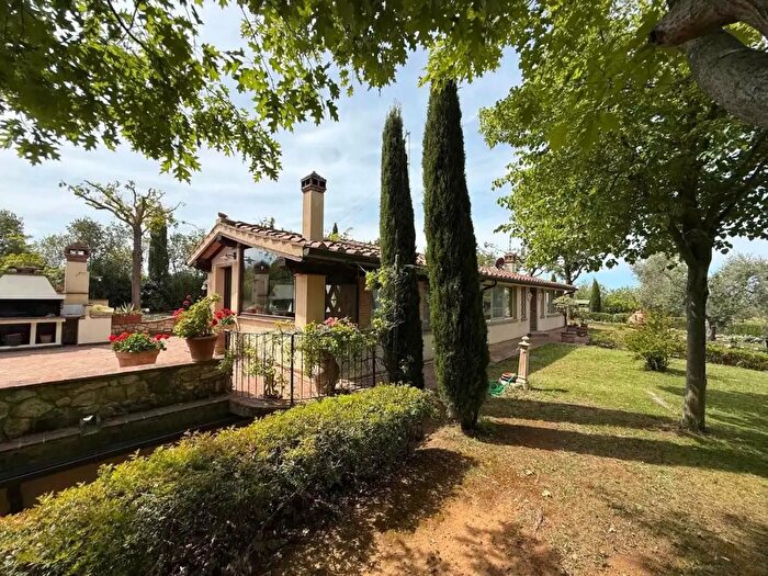 Casa con 6 locali in vendita in Cecina