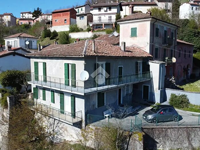 Casa con 6 locali in vendita in Via Genova, Parodi Ligure