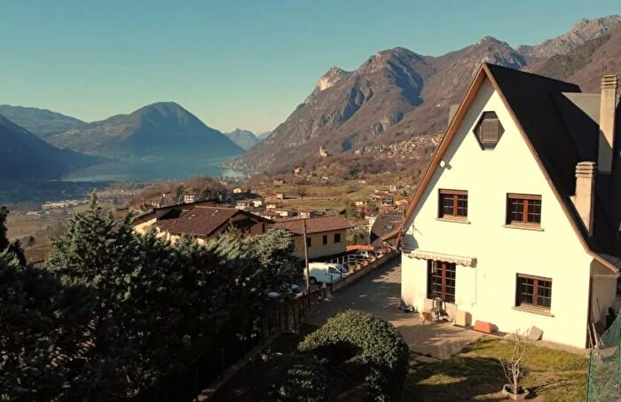 Casa trilocale in vendita in Via Belvedere Carlazzo Panoramico, Carlazzo