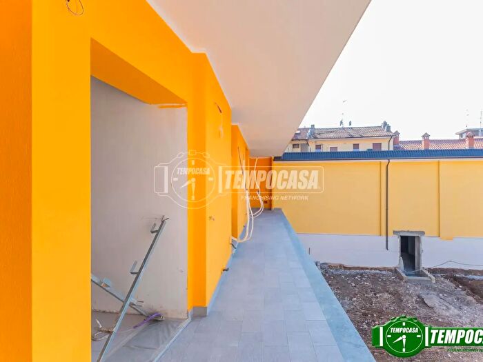 Appartamento trilocale in vendita in Via Madonna Pellegrina, Bareggio