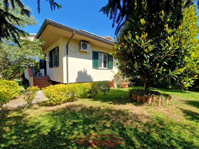 Casa con 10 locali in vendita in Massarosa