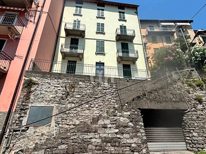 Casa con 10 locali in vendita in Colonno