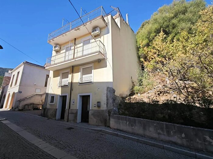 Casa con 12 locali in vendita in Urzulei
