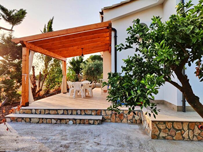 Casa quadrilocale in affitto in Via dei Normanni, Campofelice Di Roccella