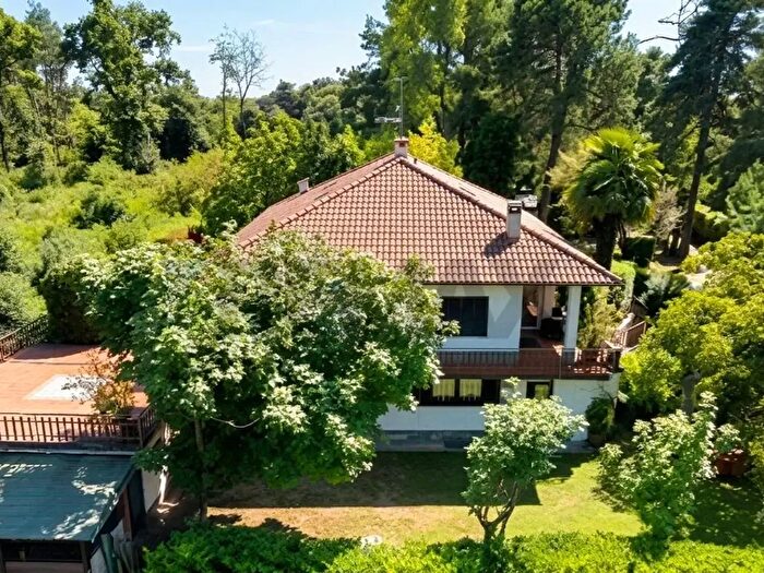 Casa con 8 locali in vendita in Agrate Conturbia