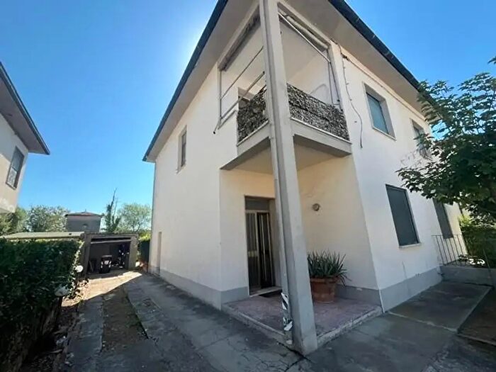 Casa con 5 locali in vendita in Pontedera