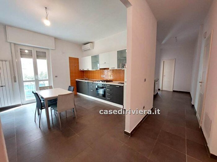Appartamento trilocale in affitto in Centro, Finale Ligure