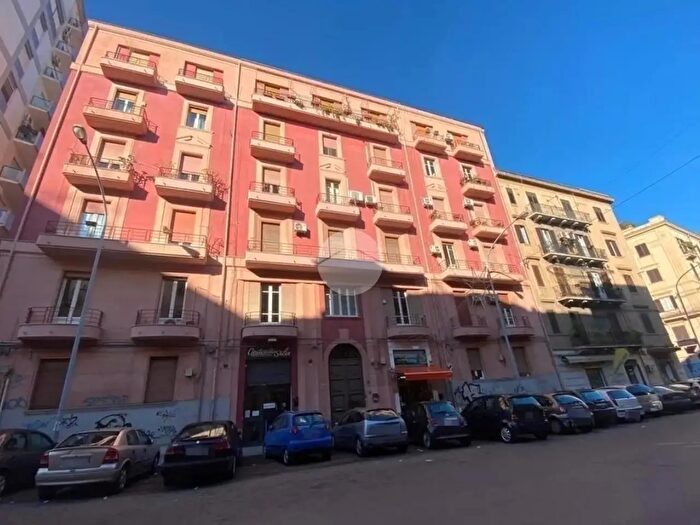 Appartamento con 6 locali in affitto in Corso C Finocchiaro Aprile, Palermo