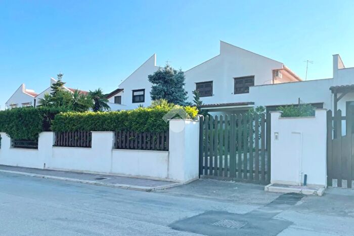 Casa quadrilocale in vendita in Piazza Oristano, Canosa Di Puglia