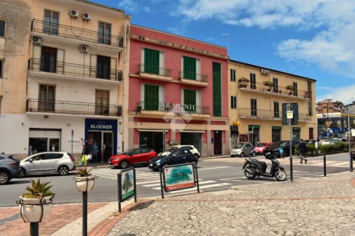 Appartamento quadrilocale in affitto in Piazza IV Novembre, Paola