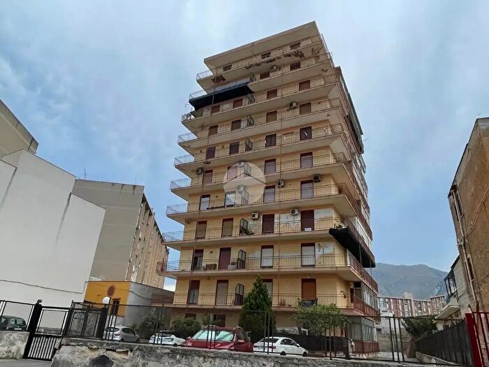Appartamento trilocale in vendita in Via Sperone, Palermo