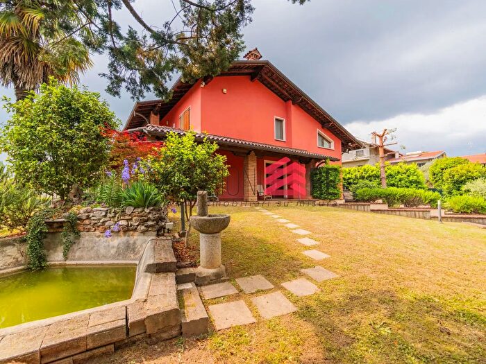 Casa con 6 locali in vendita in Via Umberto, Mezzomerico
