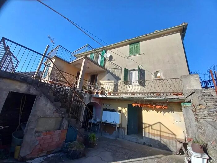 Casa con 7 locali in vendita in Via Perlezzi, Borzonasca