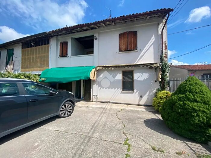 Casa quadrilocale in vendita in Via Quinzano, Borgo San Giacomo