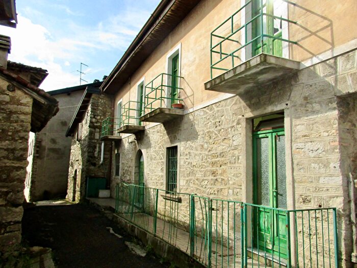 Casa con 8 locali in vendita in Via Cà Gardinelli, Roncola