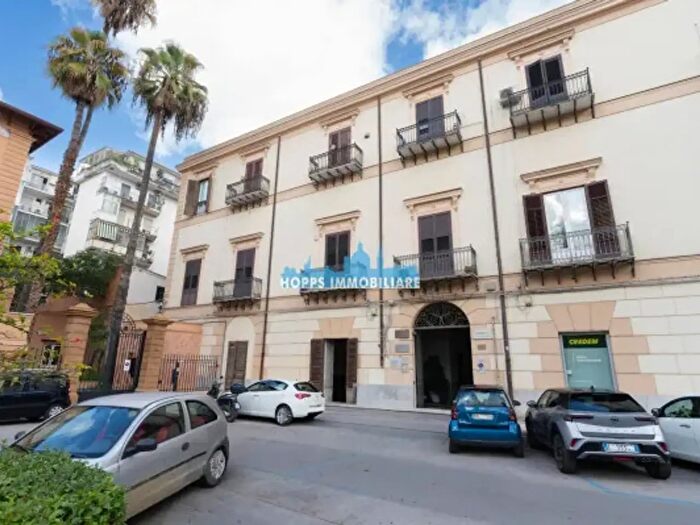 Appartamento con 6 locali in vendita in Piazza Alberico Gentili, Palermo