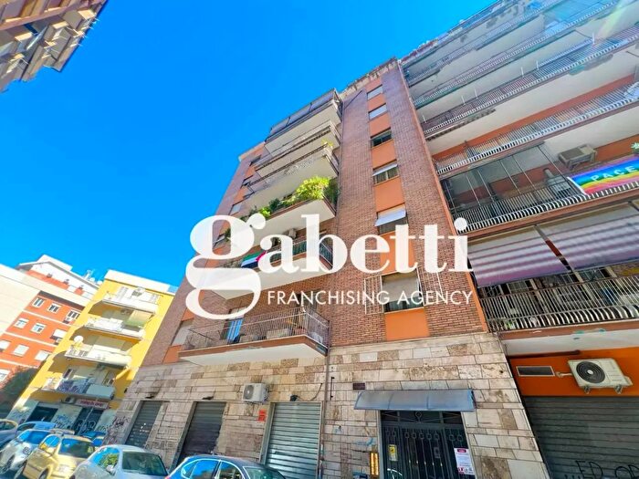 Appartamento trilocale in vendita in Via Tor De Schiavi, Roma