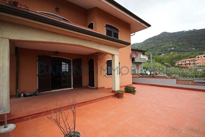 Casa con 13 locali in vendita in Via Pelucara, Carrara