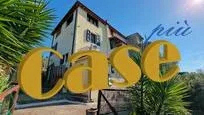 Casa con 10 locali in vendita in Camaiore