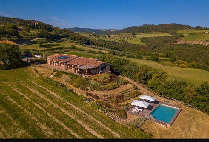 Casa con 16 locali in vendita in Volterra