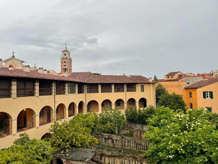 Appartamento con 5 locali in affitto in Pisa