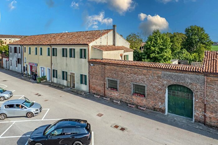 Casa con 5 locali in vendita in Candiana