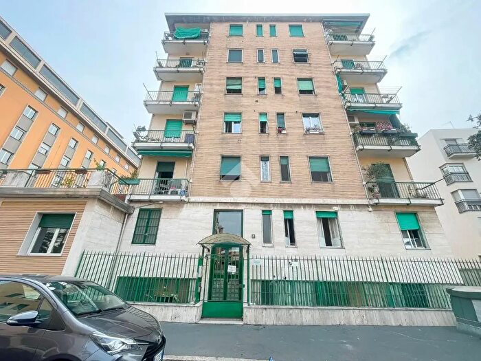 Appartamento trilocale in vendita in Via Caltagirone, Milano