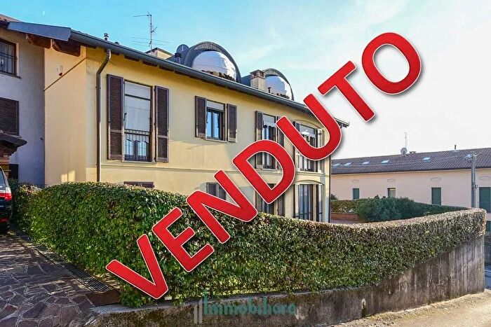 Appartamento trilocale in vendita in Vicolo Giussani Lurago dErba, Lurago DErba