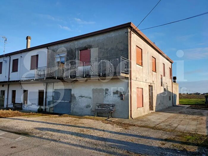 Casa con 13 locali in vendita in Taglio Di Po