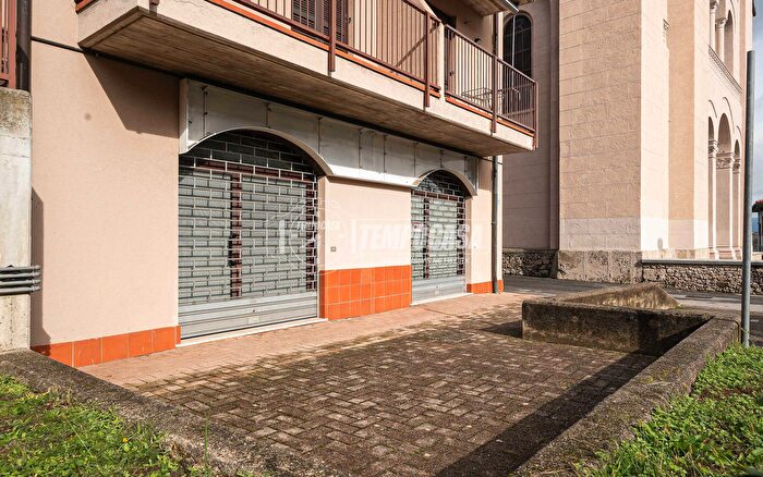 Appartamento trilocale in vendita in Via San Carlo Negozio, Lambrugo