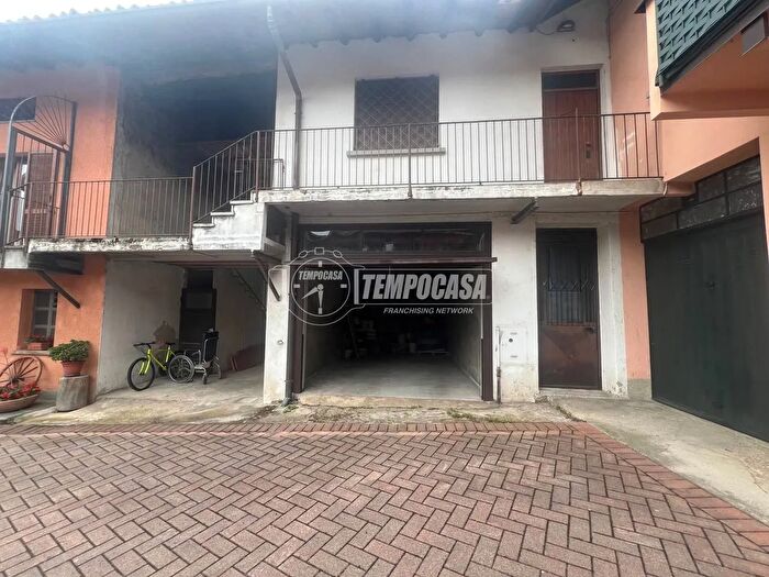 Casa trilocale in vendita in Via Umberto I, Capiago Intimiano