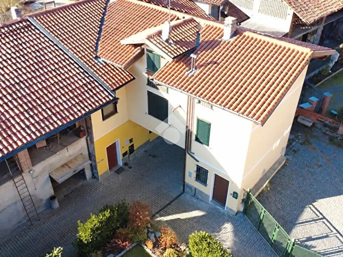 Appartamento trilocale in affitto in Via Carlo Alberto, Palazzo Canavese
