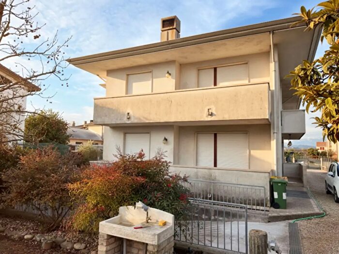 Casa con 8 locali in vendita in Via Rovarè, Vittorio Veneto