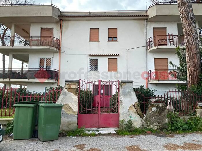 Appartamento trilocale in vendita in Via Domiziana Snc, Mondragone