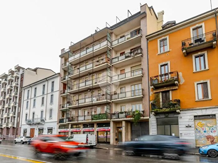 Appartamento trilocale in vendita in Via delle Forze Armate, Milano