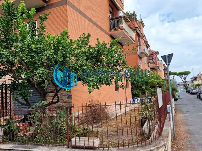 Appartamento bilocale in vendita in Via Solonghello, Roma